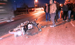 Bursa'da motosiklet otomobile çarptı