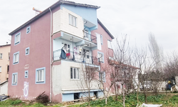 İNEGÖL'DE APARTMANI BORDO MAVİYE BOYADI