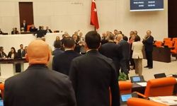 TBMM'de 'İmamoğlu'nun diploması' protestosu! CHP milletvekilleri kürsüyü işgal etti