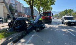 Bursa'da kontrolden çıkan otomobil aydınlatma direğine çarptı