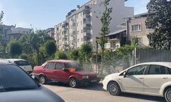 Bursa'da park halindeki otomobil alev alev yandı