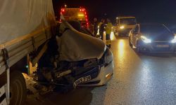 Bursa'da otomobil kamyona çarptı