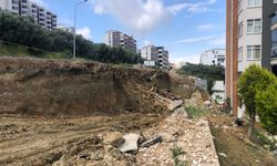 Bursa'da belediyenin hafriyat aldığı yerde yol çöktü