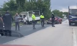 Bursa'da kamyonet ile otomobil çarpıştı: 2 yaralı