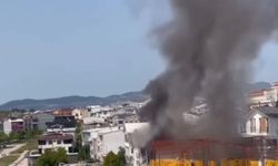 3 katlı binanın çatı katı alevlere teslim oldu