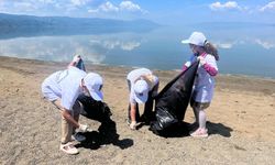 Minik gönüllülerden İznik’te sahil temizliği