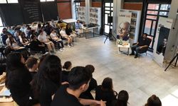 Genç oyuncu, öğrencilere "Hababam Sınıfı"nı okudu