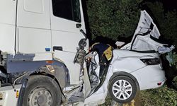 Bursa'da tır otomobili biçti
