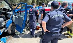 Hatalı sollama yapan otomobil jandarma ekibiyle çarpıştı