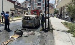 Arnavutköy’de park halindeki otomobil alev topuna döndü: O anlar kamerada