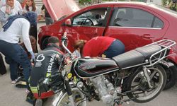 Burhaniye’de motosiklet otomobile çarptı