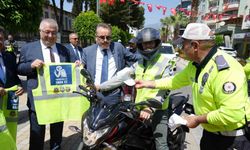 Edremit’te motosiklet sürücülerine reflektif yelek dağıtıldı
