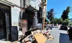 Fatih’te "kontrolsüz taşınma" kamerada: Eşyalarını 3. kattaki camdan böyle attı