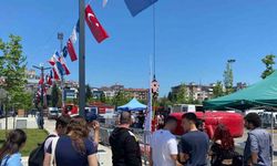 Gökyüzünde adrenalin dolu anlar: Çanakkale türküsünü söyledi