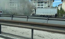 Kocaeli’de alevlere teslim olan tır, itfaiye ekiplerince söndürüldü