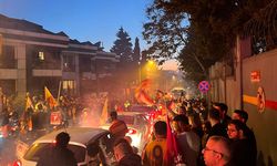 Galatasaray taraftarları Florya’da şampiyonluğu kutluyor