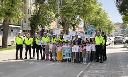 İnegöl'de polis ekipleri broşür dağıttı