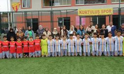 Golleri Annelerine Armağan Ettiler