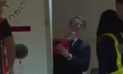 Fransa Cumhurbaşkanı Macron uçakta eşinden tokat yedi