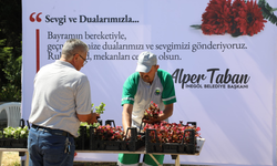 İnegöl Belediyesi mezarlıklarda çiçek dağıttı