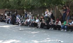 Bursa’da LGS heyecanı: Onlar içeride, aileleri dışarıda ter döktü