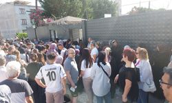 Bursa'da sınava giren çocuklarını görmek için yarıştılar