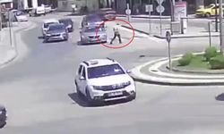 Otomobilin çarpmasıyla savruldu hiçbir şey olmamış gibi yoluna devam etti