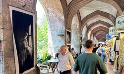 İpekböceğinin hikayesi ipek kumaşa basılan fotoğraflarla Kozahan’da sergileniyor
