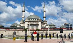 Jandarma Genel Komutanlığı’nın 186’ncı yıldönümünde Taksim Cumhuriyet Anıtı’na çelenk bırakıldı