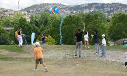 Uçurtmalar babalar için havalandı