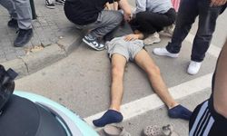 Otomobilin çarptığı 2 motosikletteki gençler yaralandı