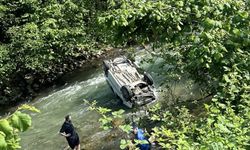 Araç dereye uçtu: 2 ölü, 1 yaralı