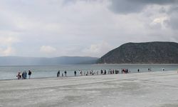 Salda Gölü’ne giren baba oğul boğularak hayatını kaybetti