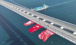 1915 Çanakkale Köprüsüne dev Türk bayrağı asıldı