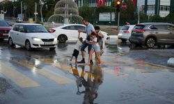 Edirne’de içme suyu hattı yine patladı: Cadde göle döndü, vatandaş isyanda