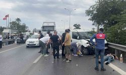 Tuzla’da motosiklet yol kenarında bekleyen arızalı araca çarptı: 2 yaralı