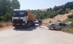 İnegöl'de kamyon ile otomobil kafa kafaya çarpıştı: yaralılar var