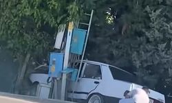 İnegöl'de otomobil direğe saplandı