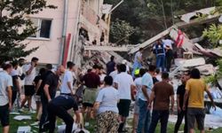 6.1'lik  deprem sonrası Balıkesir'de bina çöktü!