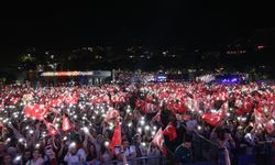 Bursa'da 30 Ağustos Zafer Bayramı coşkusu fener alayı ve Göksel konseriyle taçlandı