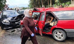 Feci kaza: Mercedes ile Tofaş çarpıştı, can kaybı var!