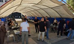 Deprem sonrası belediye hizmetlerini çadırda sürdürüyor