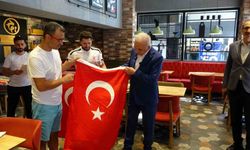 Ümraniye kırmızı beyaza büründü: 40 bin Türk bayrağı dağıtıldı