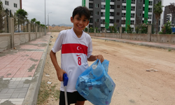 Sosyal medyanın yeni ilgi odağı: Çevreci Çocuk