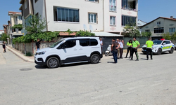 İnegöl'de park halindeki araca çarptı: Hastanelik oldu
