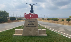 Yenişehir'de Türk Bayraklı kartal heykeline büyük ilgi