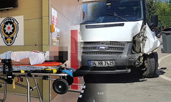 İnegöl'de kamyonet direğe çarptı; yaralılar var