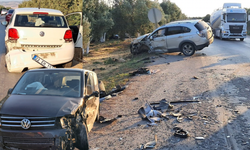 Hatalı sollama kazayı beraberinde getirdi: 3 araç birbirine girdi