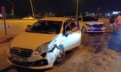 İnegöl'de Fulla kavşağında feci kaza; 2 yaralı