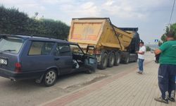 İnegöl'de kamyona çarptılar; 3 yaralı